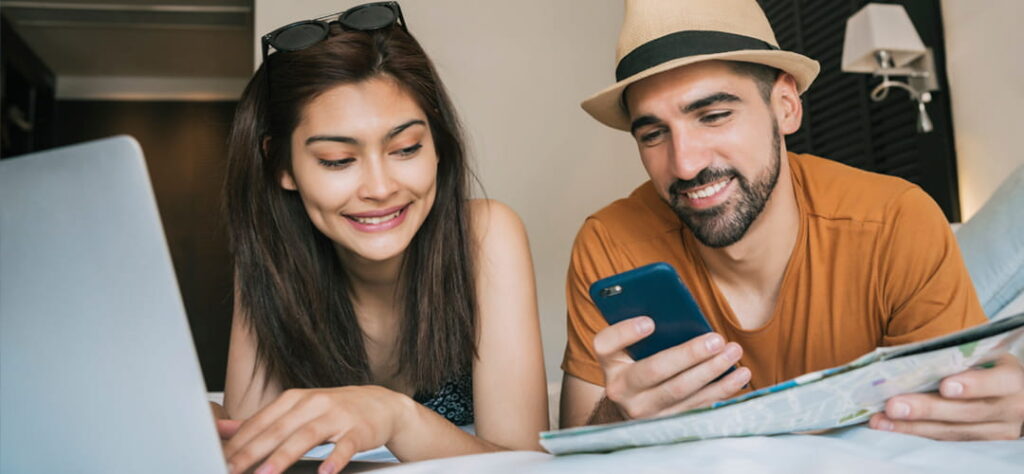 Casal feliz fazendo reserva de hospedagem