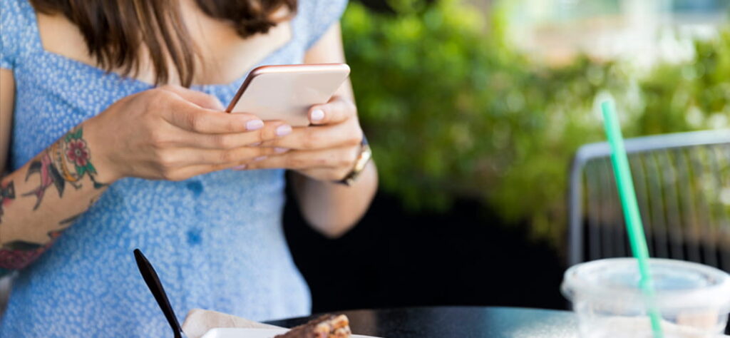 Mulher escrevendo mensagem no whatsapp